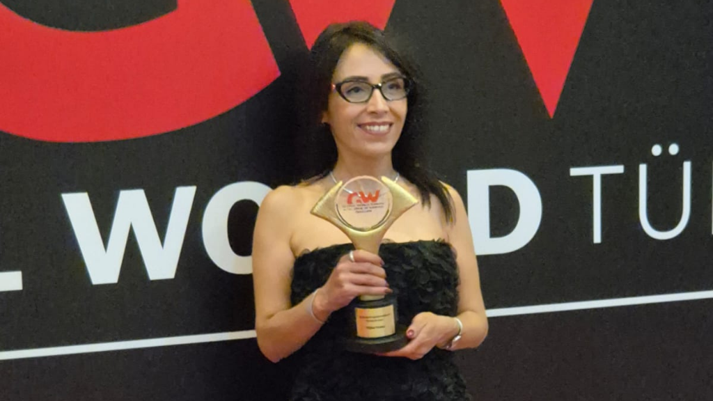 TUĞBA YILMAZ’A “YILIN EN İYİ REGRESYONİSTİ VE HAYAT KOÇU” ÖDÜLÜ