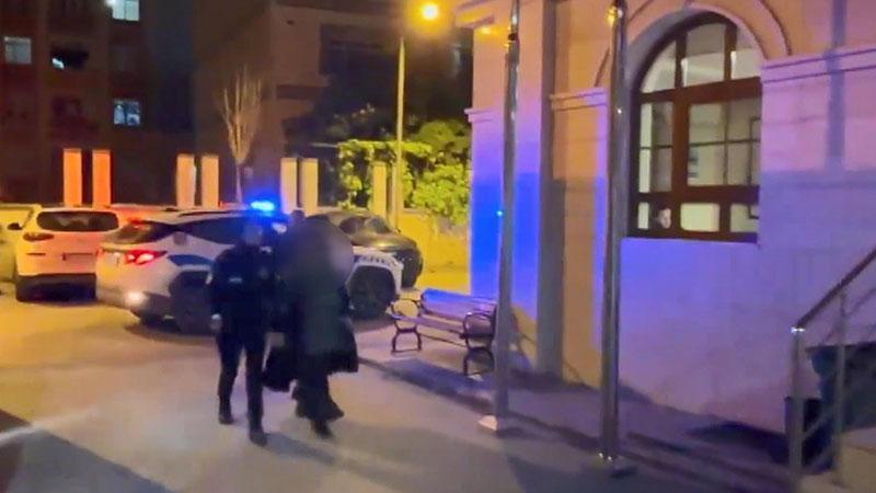 MUTFAK CAMINA TAŞLI SALDIRI: ŞÜPHELİ KOMŞU GÖZALTINDA