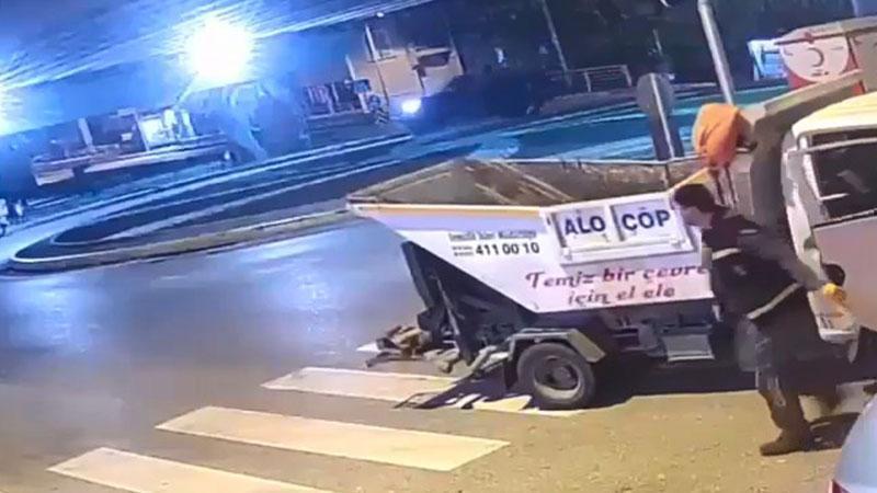 Kocaeli’de Kavşakta Kaza Kamerada: Motosiklet Kamyonetle Çarpıştı