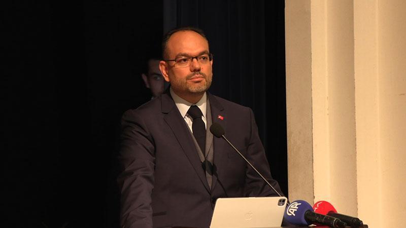 İLETİŞİM BAŞKAN YARDIMCISI ŞAHİN’DEN GENÇLERE: “SOSYAL MEDYA DİLİ VE ALGILAMAYI BOZUYOR”