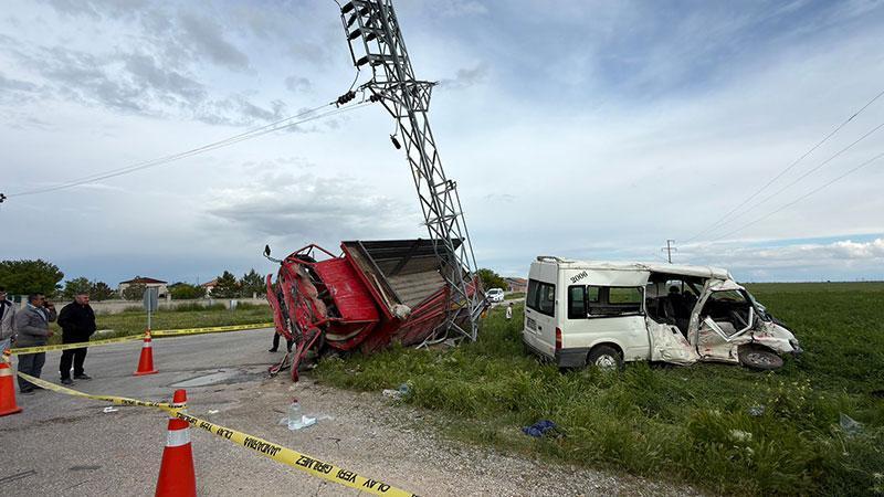 Eskil’de Feci Çarpışma: Minibüs ile Kamyonet Kaza Yaptı, 5 Kişi Yaralandı