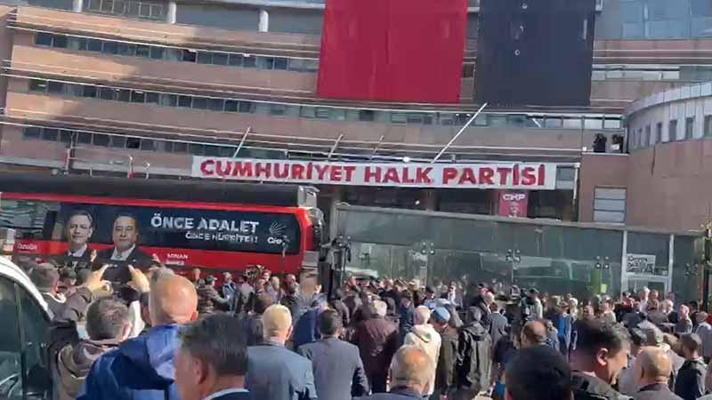 CHP GENEL MERKEZİNDE TAHLİYE VE GERGİN MÜDAHALE: POLİS BİNAYA GİRDİ, PARTİDE KRİZ TIRMANDI