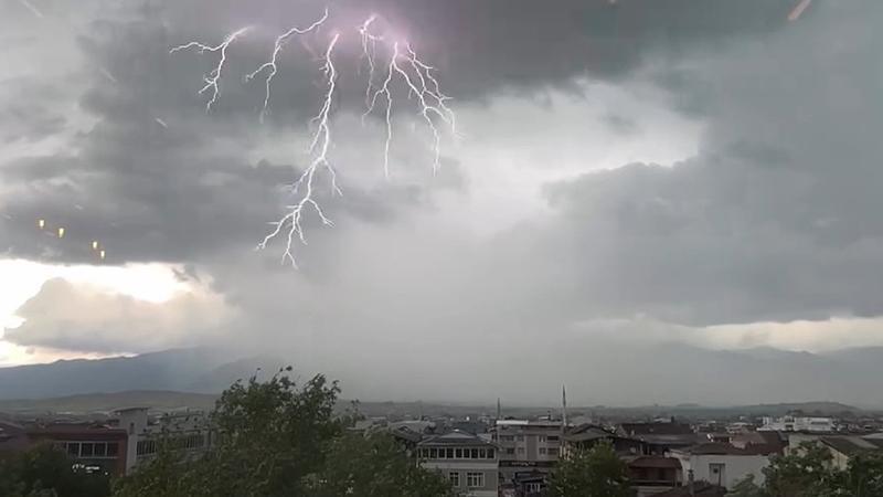 Tokat’ta Korkutan Doğa Olayı: Yağmur Öncesi Yıldırım Anları Kamerada