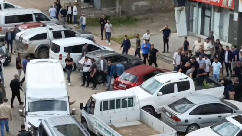 Diyarbakır’da Sokak Ortasında Silahlı Dehşet! Akraba Aileler Birbirine Girdi
