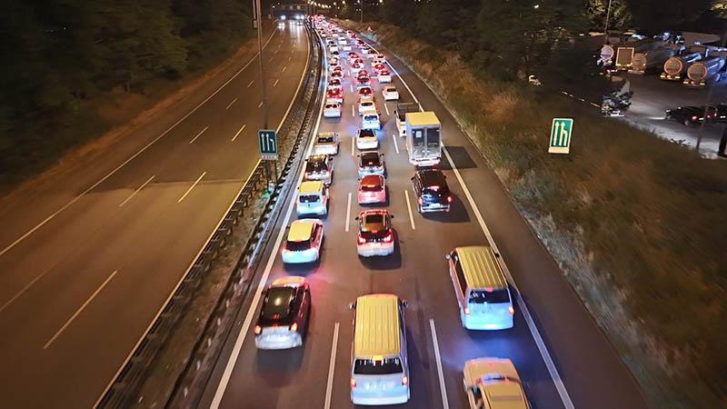 TEM’DE BAYRAM DÖNÜŞÜ ÇİLESİ: TRAFİK YOĞUNLUĞU GECE BOYU SÜREBİLİR