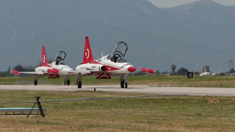 İzmir Göklerinde Görkemli Prova: Türk Yıldızları ve SOLOTÜRK Nefes Kesti