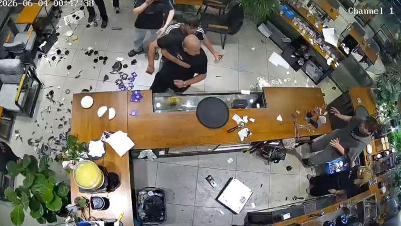 “Seni Mahvederim” Diyerek Kafeyi Birbirine Kattı: Baristaya Bardak Fırlatıp Yüzünü Yaraladılar!