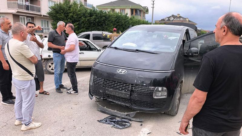 Kavşakta İki Araç Çarpıştı: 10 Yaralı