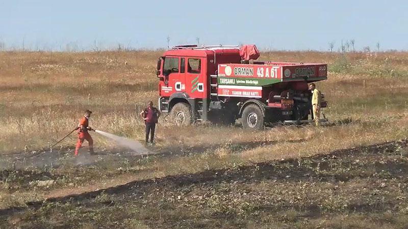 Tavşanlı’da Tarım Arazisinde Hasat Yangını: Alevler Yerleşim Yerine Sıçramadan Söndürüldü