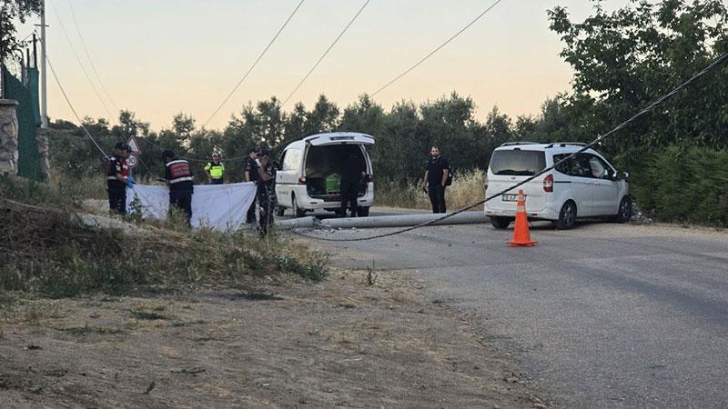 Elektrik direğine çarpan otomobil faciaya yol açtı: Yardıma koşan sürücü akıma kapılarak öldü