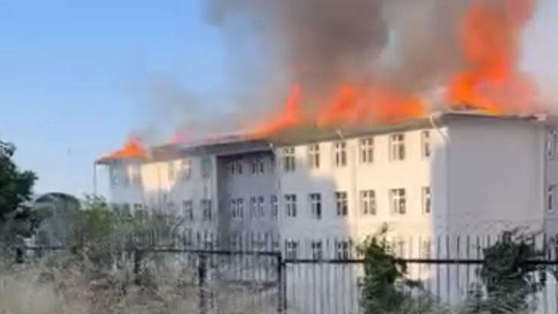 Onarım Sırasında Korkutan Yangın: Okulun Çatısı Alevlere Teslim Oldu