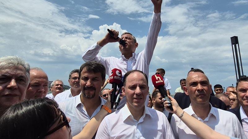 ÖZGÜR ÖZEL ZONGULDAK’TA VATANDAŞLARA HİTAP ETTİ