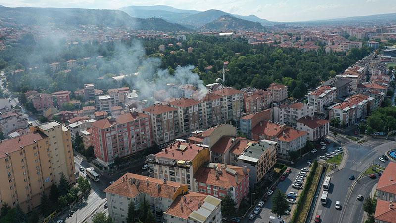 YILDIRIM DÜŞEN APARTMANDA PANİK: BİNA TAHLİYE EDİLDİ