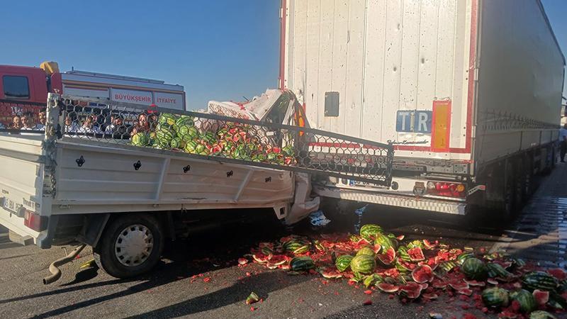 Sebze-Meyve Yüklü Kamyonet TIR’a Çarptı! 2 Yaralıdan Birinin Durumu Ağır