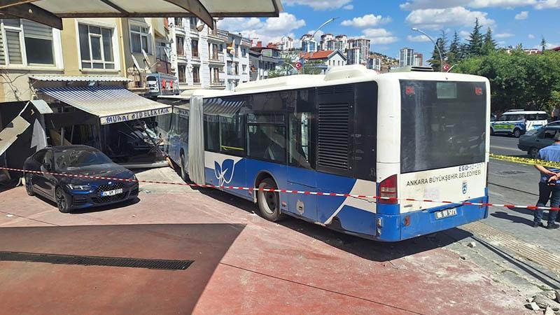 Mamak’ta Belediye Otobüsü Trafoya Çarpıp İş Yerine Daldı