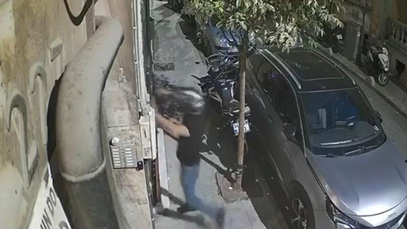 Kaskını Çıkarmadan Eski Kayınpederine Saldırdı! Güvenlik Kamerası Kaydetti
