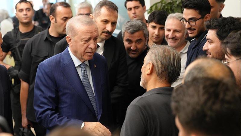 Cumhurbaşkanı Erdoğan, AK Parti İstanbul İl Başkanlığı’nı ziyaret etti