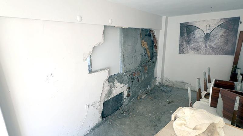 Beton Hortumu Duvarı Deldi! Komşu Dairenin Salonu Betonla Doldu