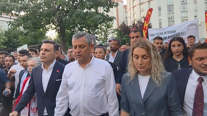 Özgür Özel, İmamoğlu’nun tutukluluğunun 500’üncü gününde Beylikdüzü’nde yürüdü**