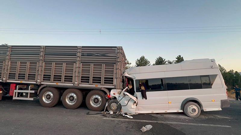 Minibüs TIR’ın Altına Girdi: 3’ü Ağır 18 Kişi Yaralandı