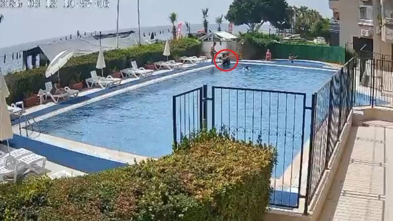 Havuzda Korku Dolu Anlar: Çocuğun İmdadına Havuz Görevlisi Yetişti