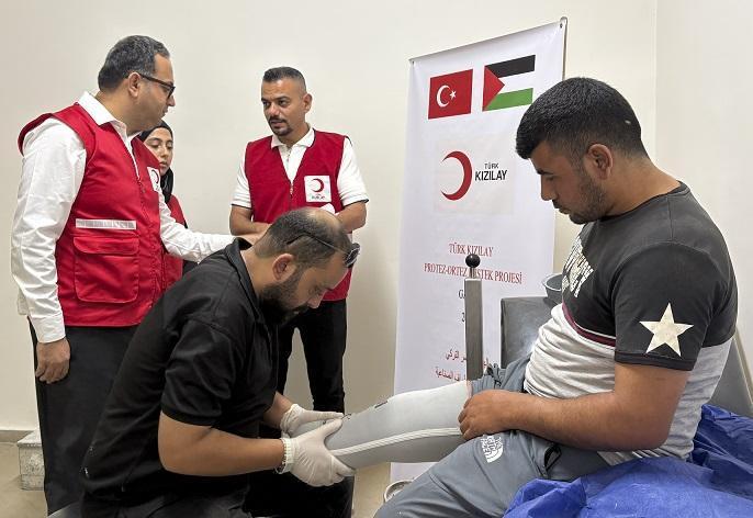 Gazze’de Ampütelere Yaşam Desteği: İlk Protez Udey Abu Verde’ye Takıldı