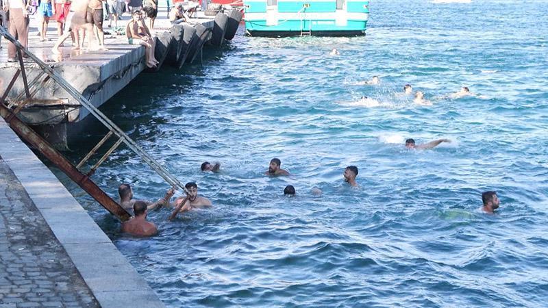 İstanbul’da sıcak hava etkili oldu! Vatandaşlar Bebek Sahili’ne akın etti