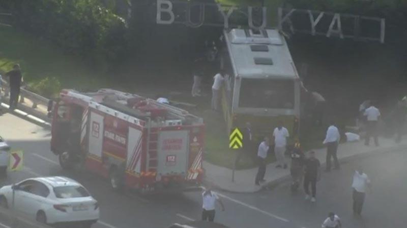 Zeytinburnu’nda İETT otobüsü site duvarına çarptı: Yaralılar var