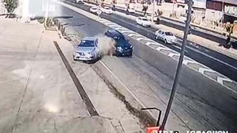 İKİ OTOMOBİL TIR’A ÇARPTI: 1 YARALI