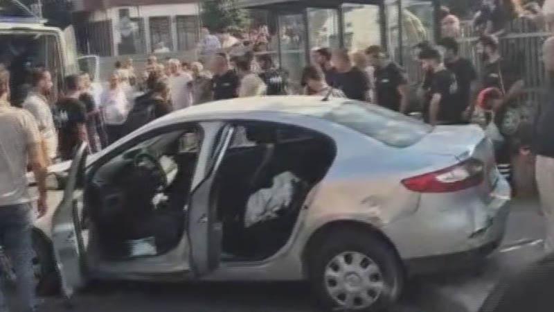 Otomobil bariyere çarpıp yayaların arasına daldı: 4 kişi yaralandı