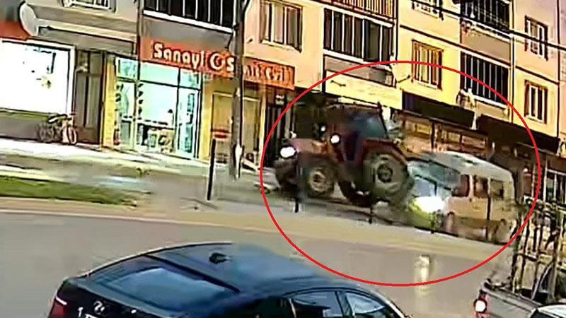 Tarım işçilerini taşıyan minibüs traktöre çarptı: 10 yaralı