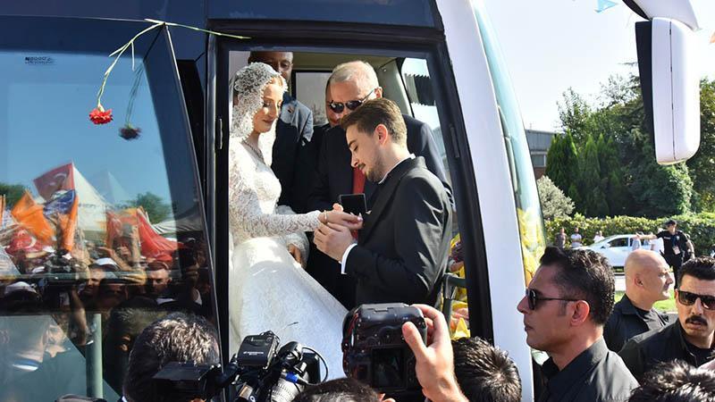 Düğünleri öncesi Erdoğan’ı karşılamaya gittiler, otobüse davet edildiler