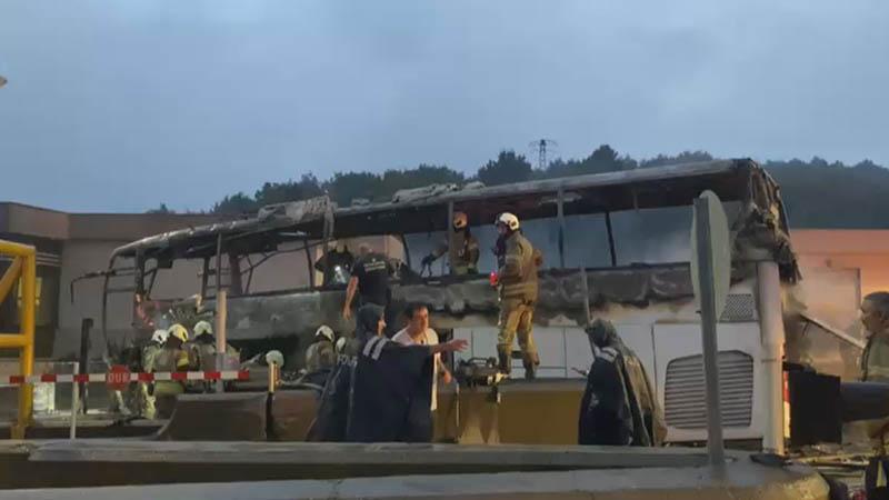 Eyüpsultan’da bariyere çarpan yolcu otobüsü alev alev yandı: 2 ölü, 8 yaralı