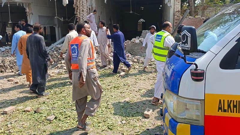 Kohat’ta camiye bombalı saldırı: Polis yerleşkesinde çatışma çıktı