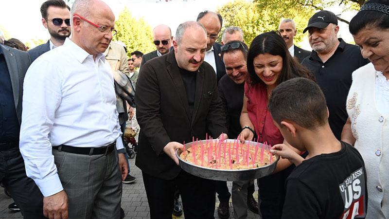 Mustafa Varank, Bursa’dan Özgür Özel’e börek dağıtarak cevap verdi