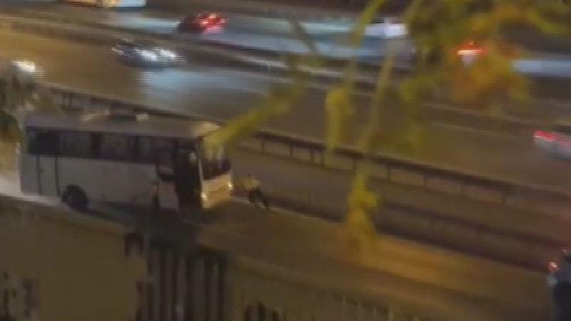 Sultangazi’de arızalanan midibüs için seferber oldular: Kadın polis tek başına itti