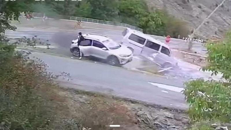 Gümüşhane’de faciadan saniyelerle kurtuldu: Araçlar durağa daldı, 4 kişi yaralandı