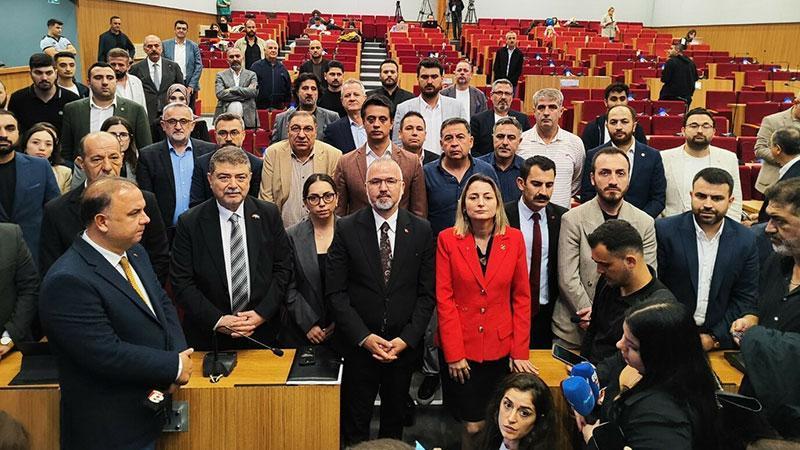 İzmir Büyükşehir Belediye Meclisi’nde yeterli çoğunluk sağlanamadı: Toplantı ertelendi