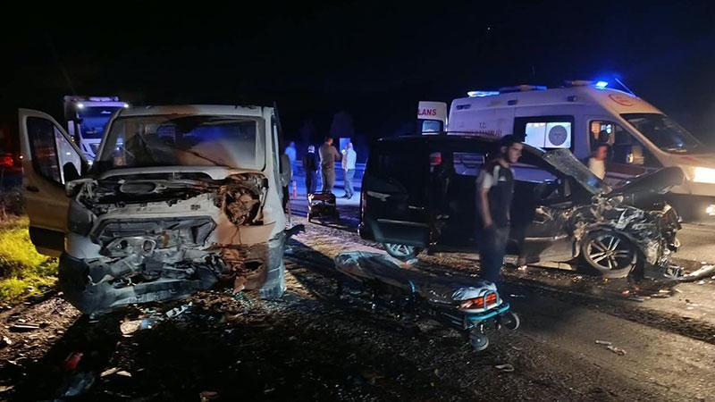 Manisa’da kamyon, hafif ticari araç ve minibüs çarpıştı: 5 yaralı