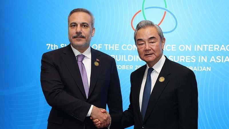 Hakan Fidan, Çinli mevkidaşı Wang Yi ile Bakü’de görüştü