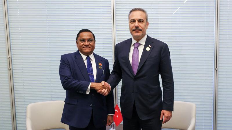 Hakan Fidan, Sri Lankalı mevkidaşı Vijitha Herath ile Bakü’de görüştü