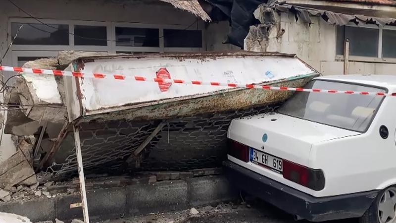 Küçükçekmece’de evin duvarı otomobilin üzerine devrildi